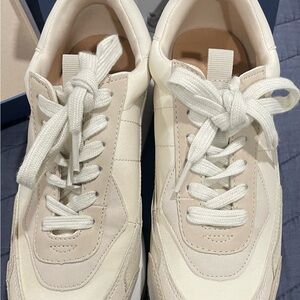 Like New!! Women’s Super Cute Beige Courtney Sneaker size 7